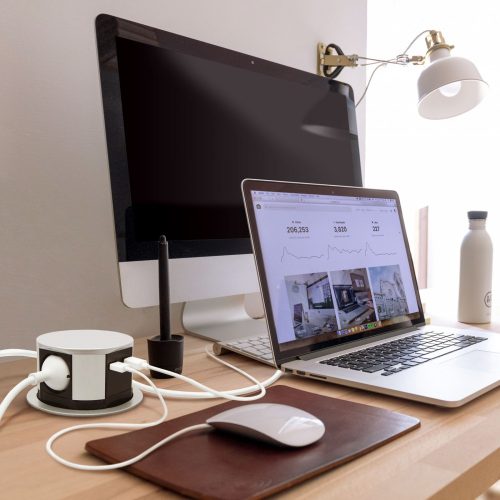 Ezüst színű munkalapba süllyeszthető konnektor modern irodai asztalba építve