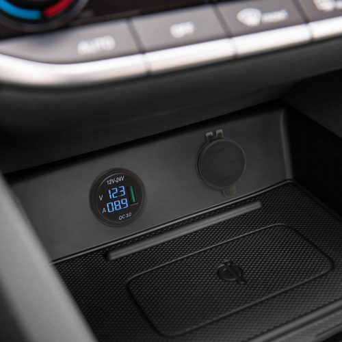 Beépíthető USB töltő feszültségmérővel