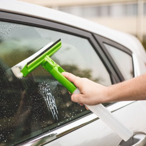 Ablaktisztító tartállyal 