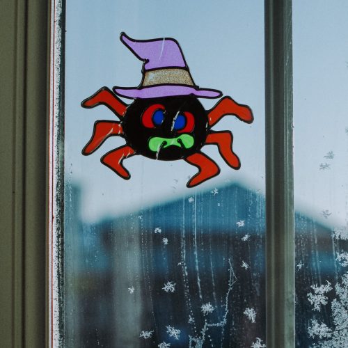 Halloween ablakdekor - színes, csillámos pók