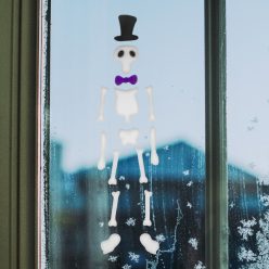 Halloween gél ablakdekoráció - csontváz - 46 × 12 cm
