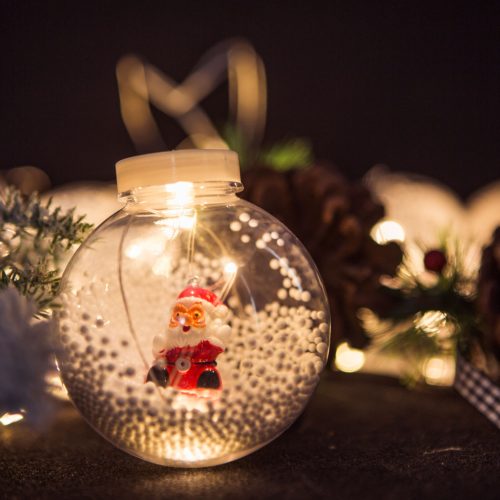 LED fényfüggöny - hógömb mikulással - 2,7 x 0,75 m - 110 melegfehér LED - IP44